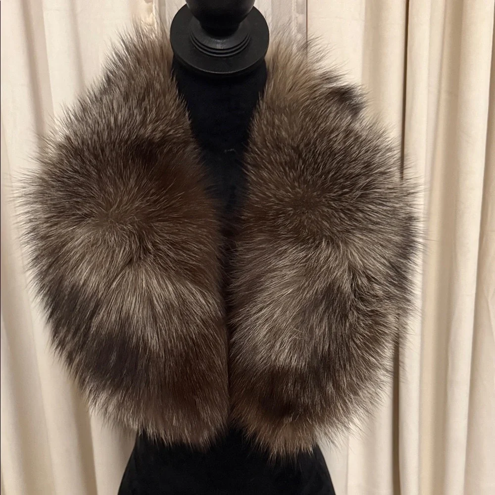 Saga fox fur clip on thick collar